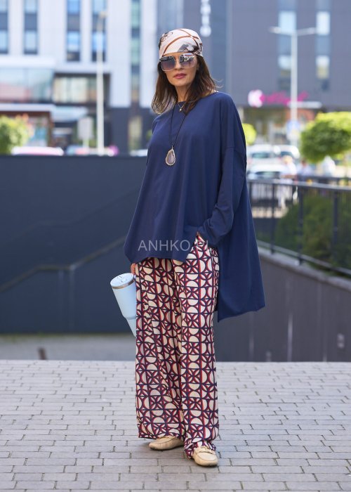 Granatowa bluzka damska oversize z długim rękawem, luźny krój w minimalistycznym stylu