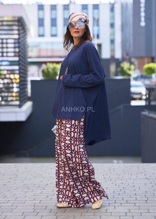 Granatowa bluzka damska oversize z długim rękawem, luźny krój w minimalistycznym stylu