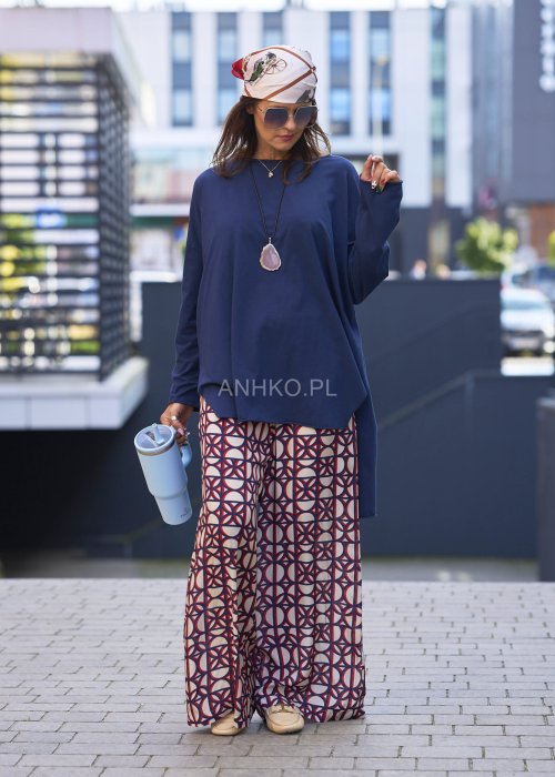 Granatowa bluzka damska oversize z długim rękawem, luźny krój w minimalistycznym stylu