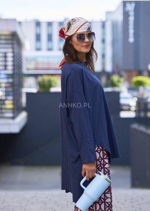 Granatowa bluzka damska oversize z długim rękawem, luźny krój w minimalistycznym stylu