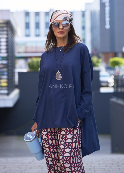 Granatowa bluzka damska oversize z długim rękawem, luźny krój w minimalistycznym stylu