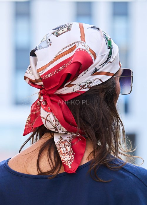 Jedwabna chusta damska w kolorze ecru z wzorem łańcuchów i akcentami czerwieni, stylowa apaszka wiązana na głowie