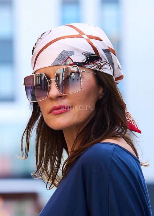 Jedwabna chusta damska w kolorze ecru z wzorem łańcuchów i akcentami czerwieni, stylowa apaszka wiązana na głowie