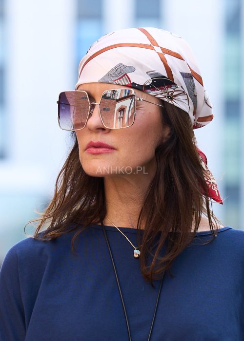 Jedwabna chusta damska w kolorze ecru z wzorem łańcuchów i akcentami czerwieni, stylowa apaszka wiązana na głowie