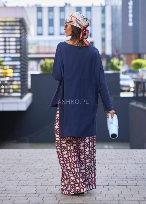 Jedwabna chusta damska w kolorze ecru z wzorem łańcuchów i akcentami czerwieni, stylowa apaszka wiązana na głowie