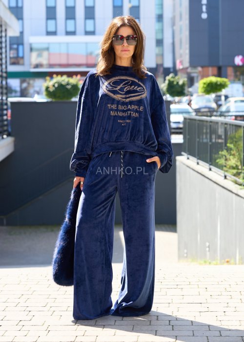Granatowa welurowa bluza damska oversize z nadrukiem „Love The Big Apple Manhattan”, długie rękawy, casualowy streetwearowy styl