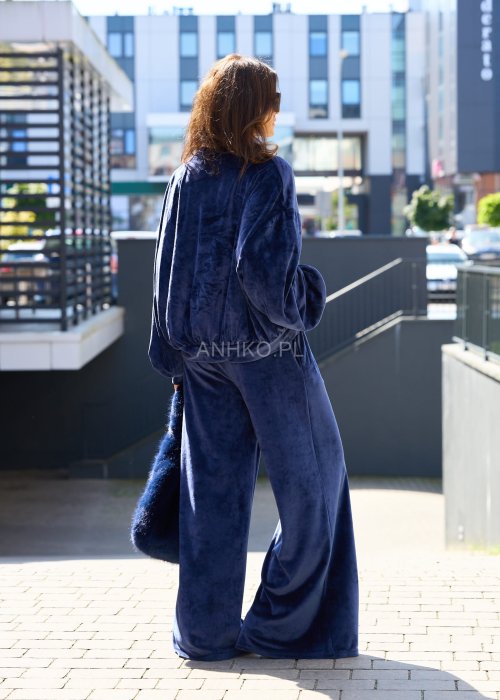 Granatowa welurowa bluza damska oversize z nadrukiem „Love The Big Apple Manhattan”, długie rękawy, casualowy streetwearowy styl