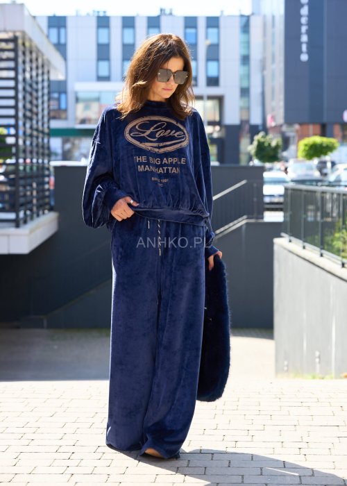 Granatowa welurowa bluza damska oversize z nadrukiem „Love The Big Apple Manhattan”, długie rękawy, casualowy streetwearowy styl