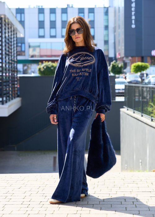 Granatowa welurowa bluza damska oversize z nadrukiem „Love The Big Apple Manhattan”, długie rękawy, casualowy streetwearowy styl