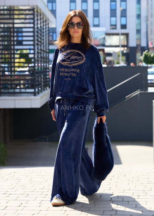 Granatowa welurowa bluza damska oversize z nadrukiem „Love The Big Apple Manhattan”, długie rękawy, casualowy streetwearowy styl