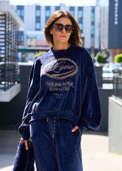 Granatowa welurowa bluza damska oversize z nadrukiem „Love The Big Apple Manhattan”, długie rękawy, casualowy streetwearowy styl