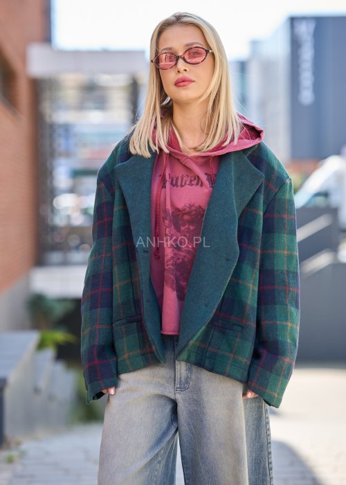 Krótka marynarka damska w zielono-granatową kratę, o kroju oversize z dużym kołnierzem i długimi rękawami