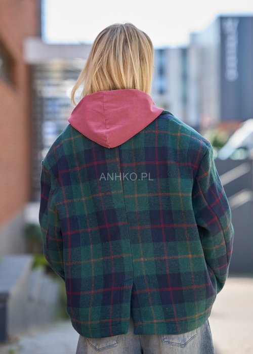Krótka marynarka damska w zielono-granatową kratę, o kroju oversize z dużym kołnierzem i długimi rękawami