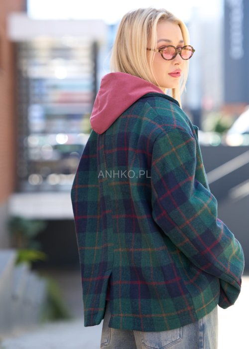 Krótka marynarka damska w zielono-granatową kratę, o kroju oversize z dużym kołnierzem i długimi rękawami
