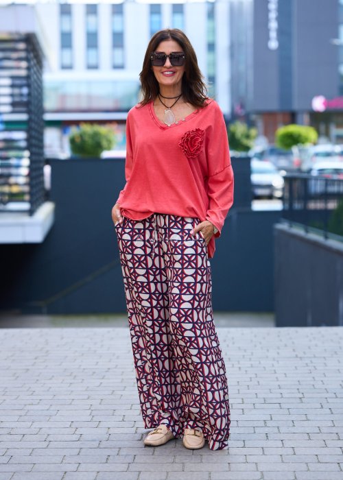 Koralowa bluzka damska z długim rękawem i dekoltem w serek, ozdobiona dużym kwiatem 3D