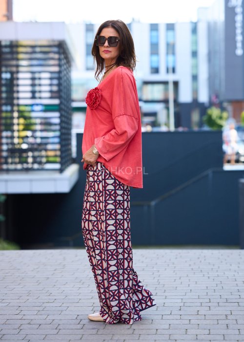 Koralowa bluzka damska z długim rękawem i dekoltem w serek, ozdobiona dużym kwiatem 3D