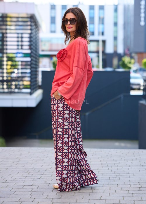 Koralowa bluzka damska z długim rękawem i dekoltem w serek, ozdobiona dużym kwiatem 3D