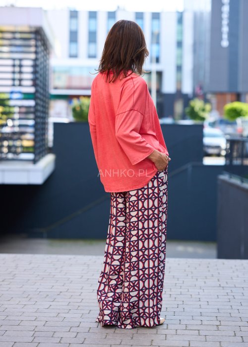 Koralowa bluzka damska z długim rękawem i dekoltem w serek, ozdobiona dużym kwiatem 3D