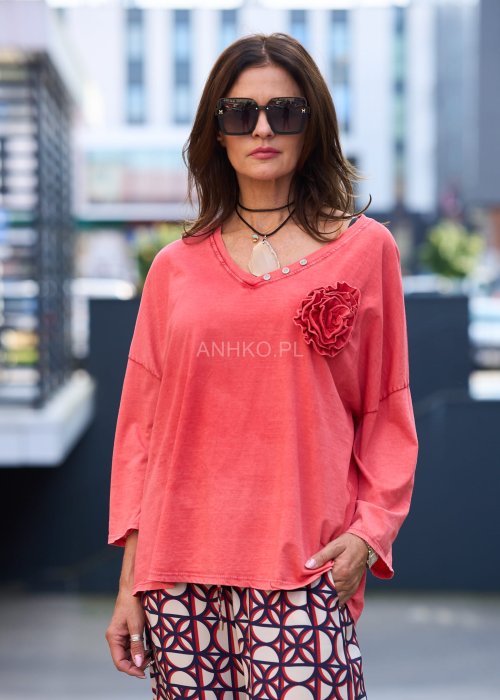 Koralowa bluzka damska z długim rękawem i dekoltem w serek, ozdobiona dużym kwiatem 3D