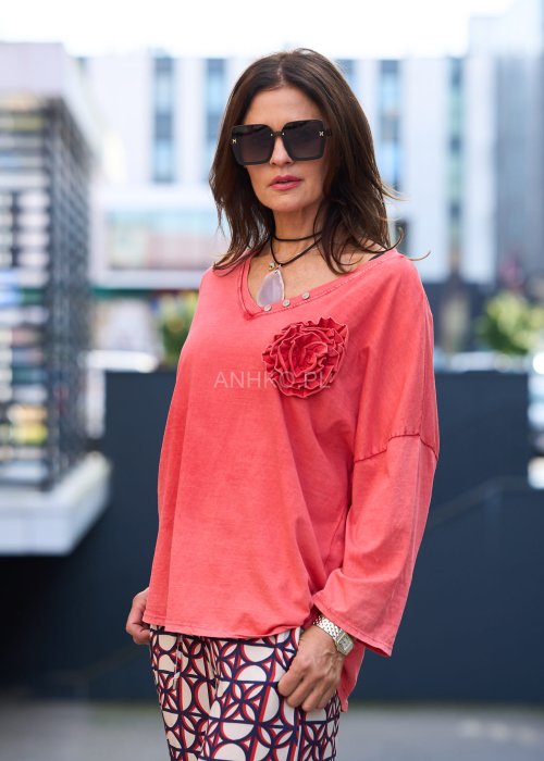 Koralowa bluzka damska z długim rękawem i dekoltem w serek, ozdobiona dużym kwiatem 3D