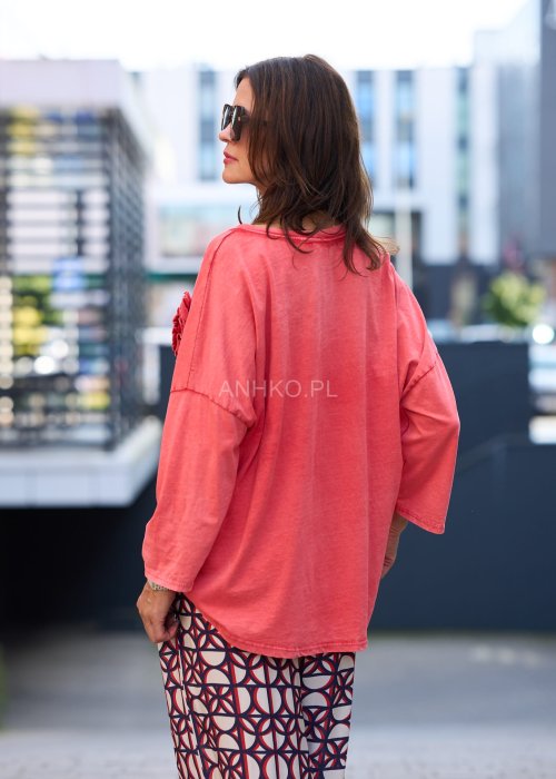 Koralowa bluzka damska z długim rękawem i dekoltem w serek, ozdobiona dużym kwiatem 3D