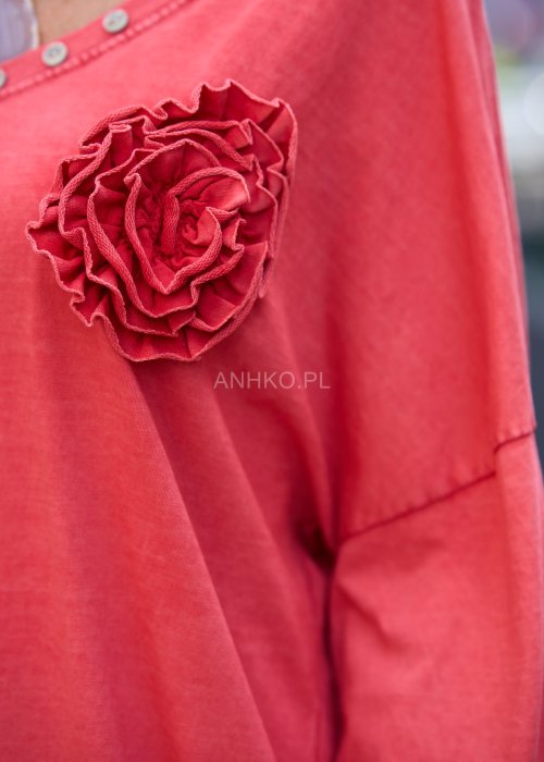 Koralowa bluzka damska z długim rękawem i dekoltem w serek, ozdobiona dużym kwiatem 3D