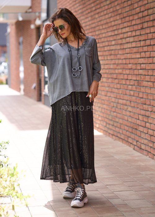 Bluzka damska w kolorze szarym, z dekoltem w serek, ozdobna kieszonka z haftem, luźny krój casualowy