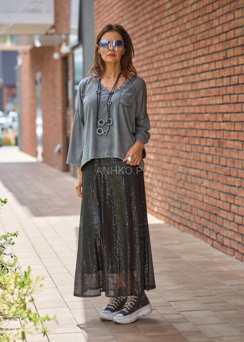 Bluzka damska w kolorze szarym, z dekoltem w serek, ozdobna kieszonka z haftem, luźny krój casualowy