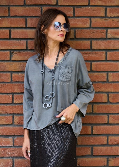 Bluzka damska w kolorze szarym, z dekoltem w serek, ozdobna kieszonka z haftem, luźny krój casualowy