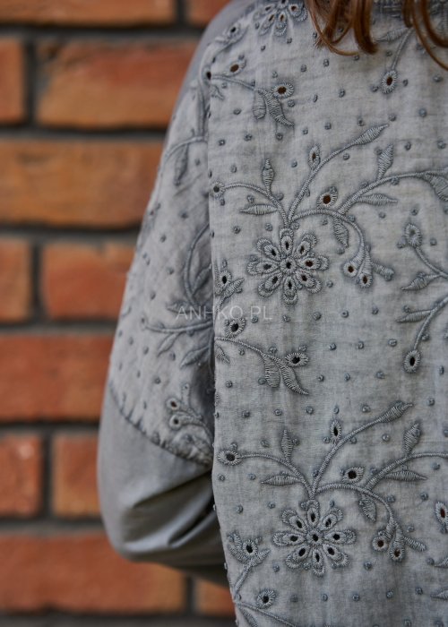 Bluzka damska w kolorze szarym, z dekoltem w serek, ozdobna kieszonka z haftem, luźny krój casualowy
