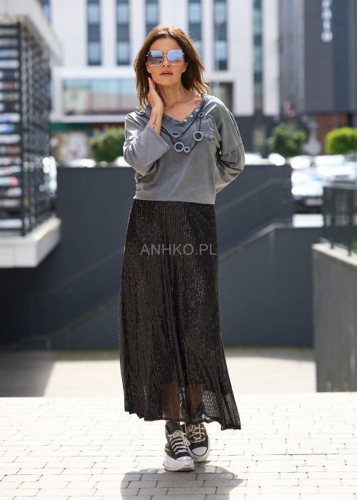 Bluzka damska w kolorze szarym, z dekoltem w serek, ozdobna kieszonka z haftem, luźny krój casualowy