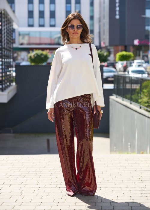 Biała bluzka damska oversize z długim rękawem, dekolt okrągły, minimalistyczny styl casual