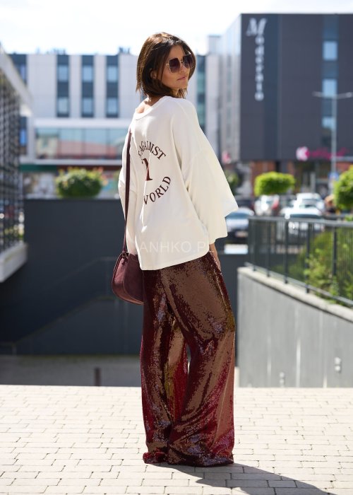 Biała bluzka damska oversize z długim rękawem, dekolt okrągły, minimalistyczny styl casual