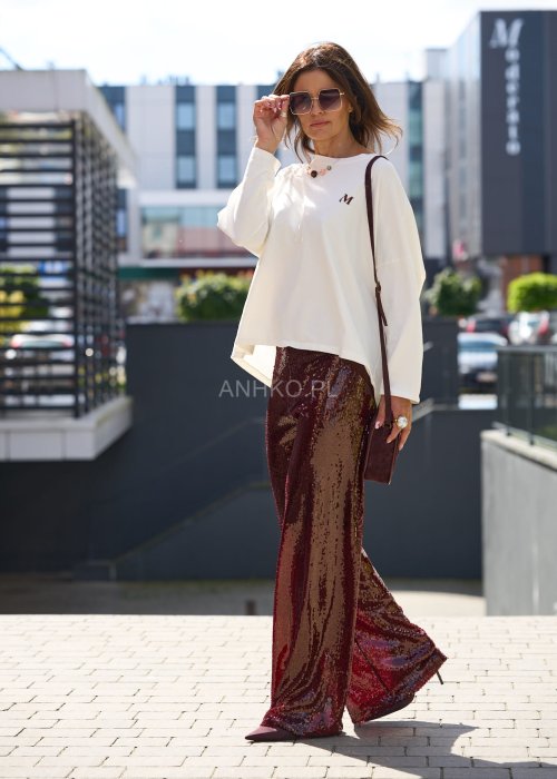 Biała bluzka damska oversize z długim rękawem, dekolt okrągły, minimalistyczny styl casual