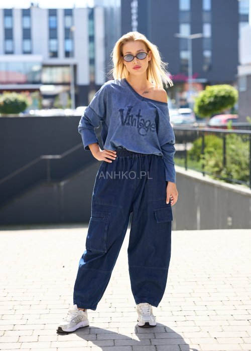 Damska niebieska bluzka z długim rękawem, dekoltem w łódkę i wyszywanym napisem „Vintage” na przodzie, w stylu casual