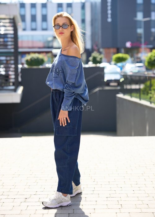 Damska niebieska bluzka z długim rękawem, dekoltem w łódkę i wyszywanym napisem „Vintage” na przodzie, w stylu casual
