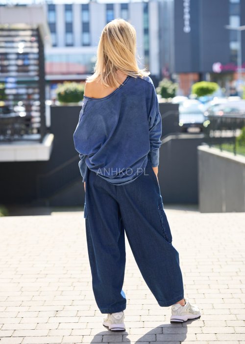Damska niebieska bluzka z długim rękawem, dekoltem w łódkę i wyszywanym napisem „Vintage” na przodzie, w stylu casual