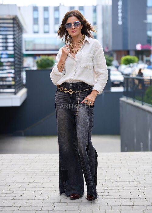 Lniana koszula damska w kolorze ecru z długim rękawem i kieszenią, klasyczna letnia stylizacja boho