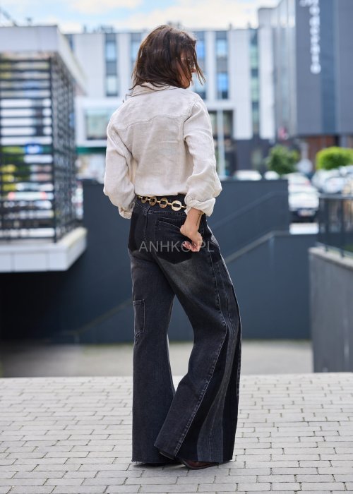 Lniana koszula damska w kolorze ecru z długim rękawem i kieszenią, klasyczna letnia stylizacja boho