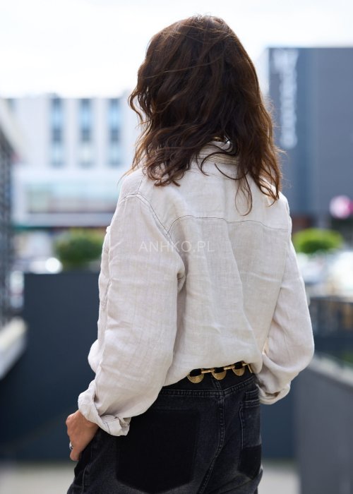 Lniana koszula damska w kolorze ecru z długim rękawem i kieszenią, klasyczna letnia stylizacja boho