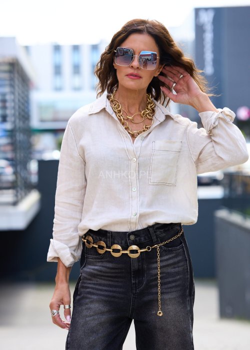 Lniana koszula damska w kolorze ecru z długim rękawem i kieszenią, klasyczna letnia stylizacja boho