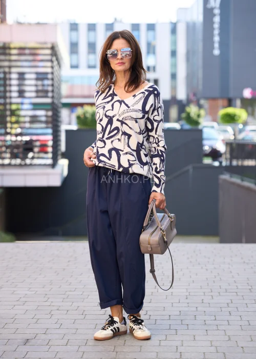 Granatowe spodnie damskie z luźną nogawką i gumką w pasie, styl casual boho