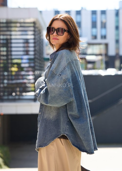 Koszula damska jeansowa oversize z dużymi guzikami, długi rękaw, klasyczny kołnierzyk, styl casual