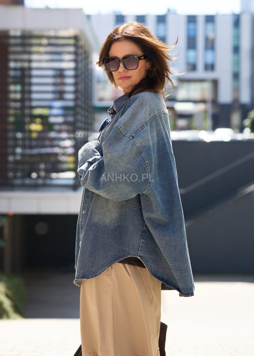 Koszula damska jeansowa oversize z dużymi guzikami, długi rękaw, klasyczny kołnierzyk, styl casual