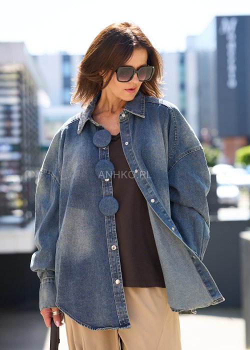 Koszula damska jeansowa oversize z dużymi guzikami, długi rękaw, klasyczny kołnierzyk, styl casual