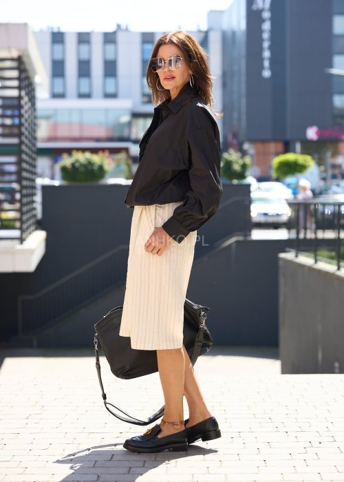 Czarna koszula damska z długim rękawem, ozdobiona dużą plisowaną aplikacją w formie kwiatu, elegancki styl