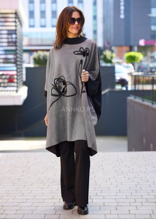 tylowe szaro-czarne ponczo z haftowanym motywem kwiatowym i czarnymi aplikacjami.