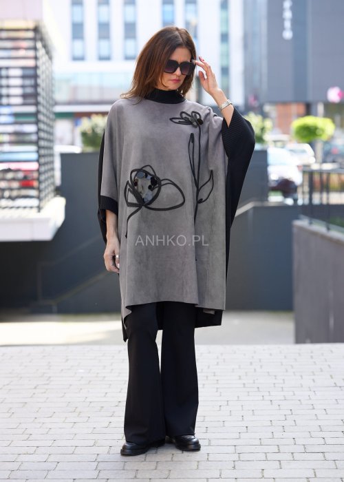 tylowe szaro-czarne ponczo z haftowanym motywem kwiatowym i czarnymi aplikacjami.