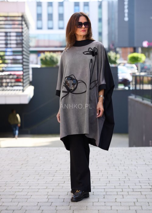 tylowe szaro-czarne ponczo z haftowanym motywem kwiatowym i czarnymi aplikacjami.