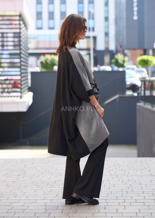 tylowe szaro-czarne ponczo z haftowanym motywem kwiatowym i czarnymi aplikacjami.